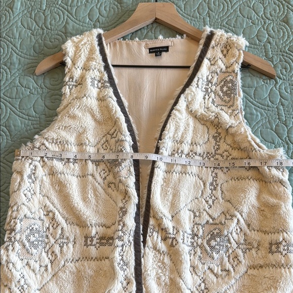 Rebecca Elliot Cream and Gray Faux Fur Vest - Picture 6 of 10